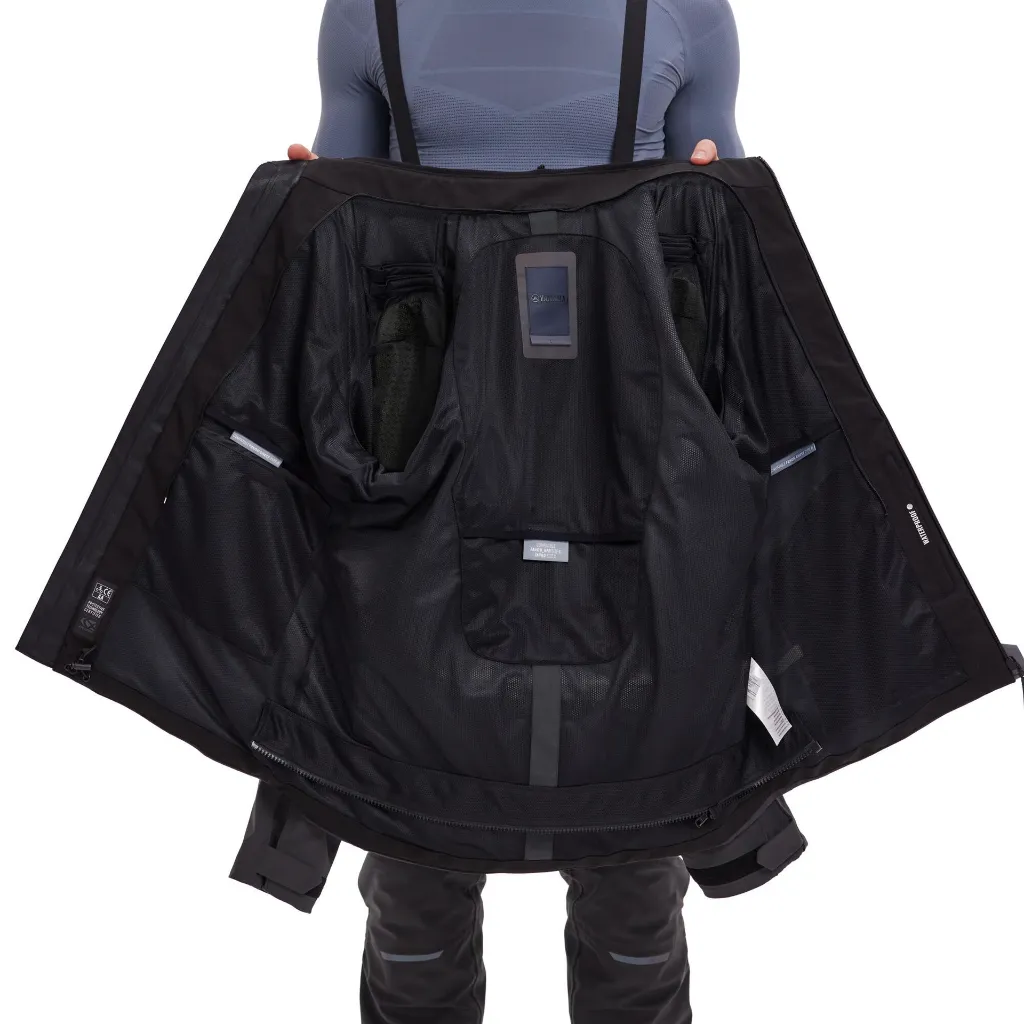 A25-STJ01-F0-0L-sport-tour-laminated-jacket-men-Studio-012.webp